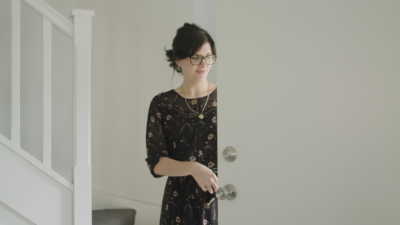 비즈니스 우먼은 휴식을 취할 준비가 된 집에 도착합니다.