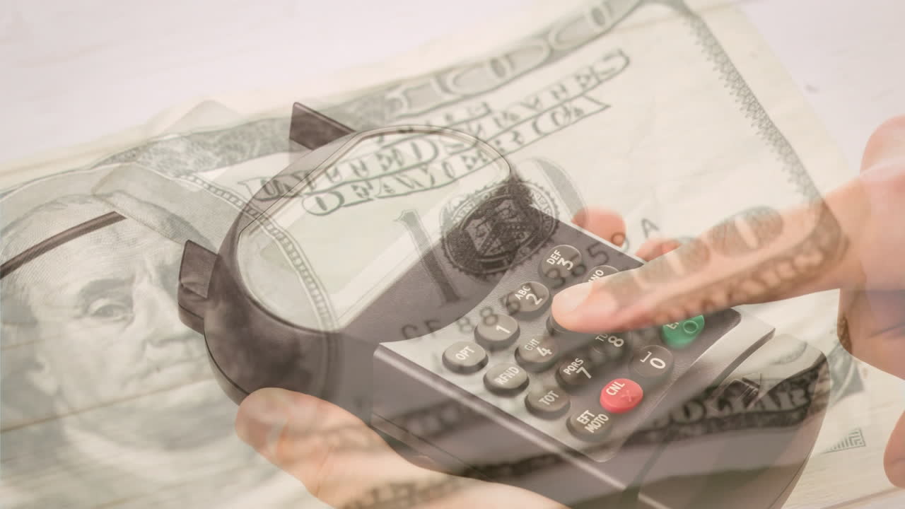 animación de billetes de dólar que caen sobre la mano de un hombre caucásico que tiene una terminal de pago