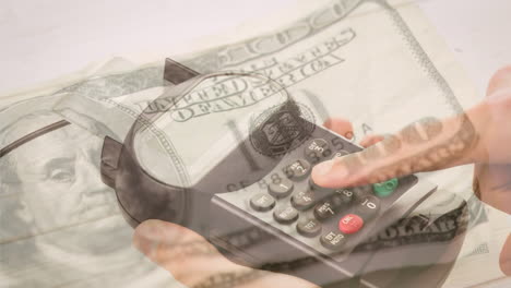 animación de billetes de dólar que caen sobre la mano de un hombre caucásico que tiene una terminal de pago