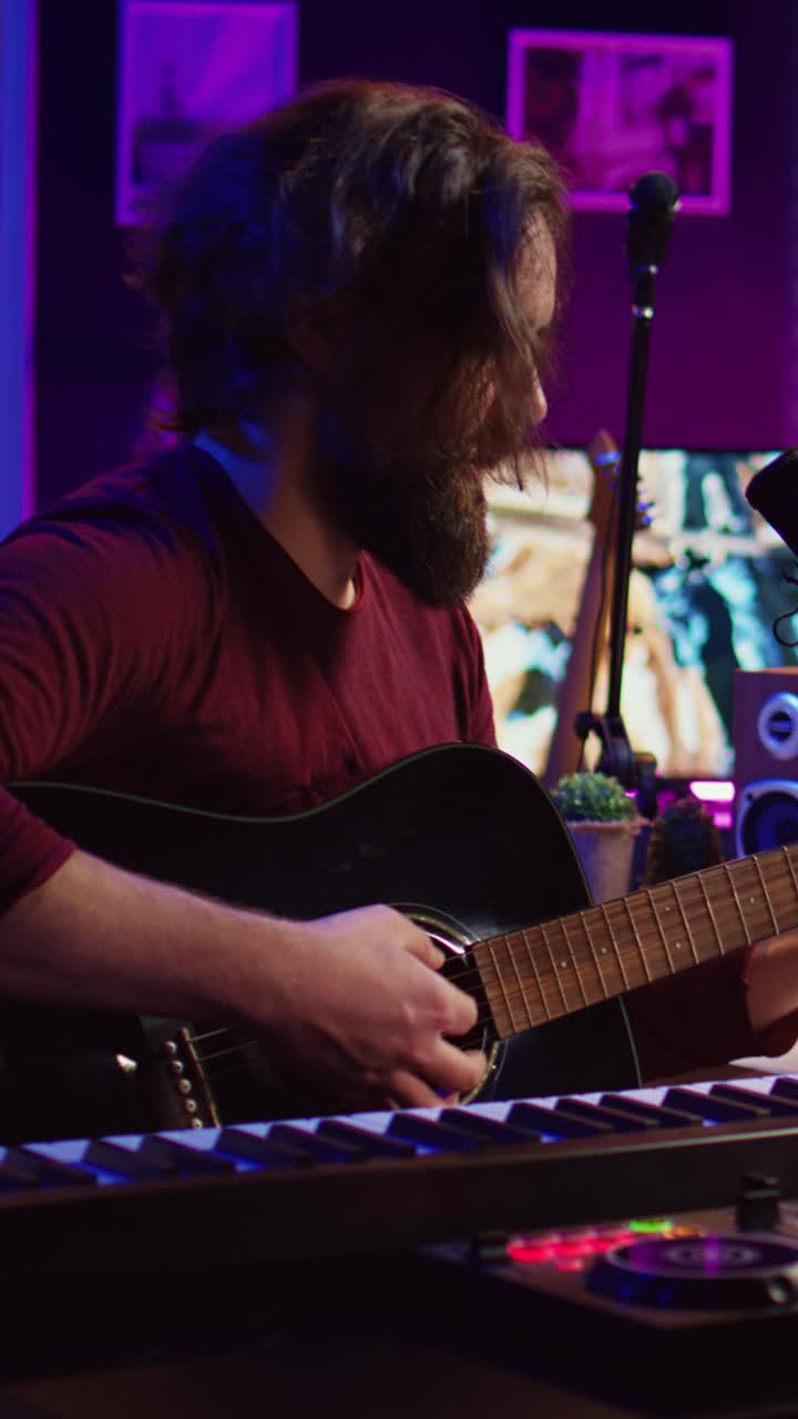 Uomo che suona la chitarra acustica in uno studio musicale domestico