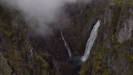 Nahaufnahme-Von-Drohnenaufnahmen-Des-Wasserfalls-Und-Des-Tals-Vøringfossen-In-Westnorwegen