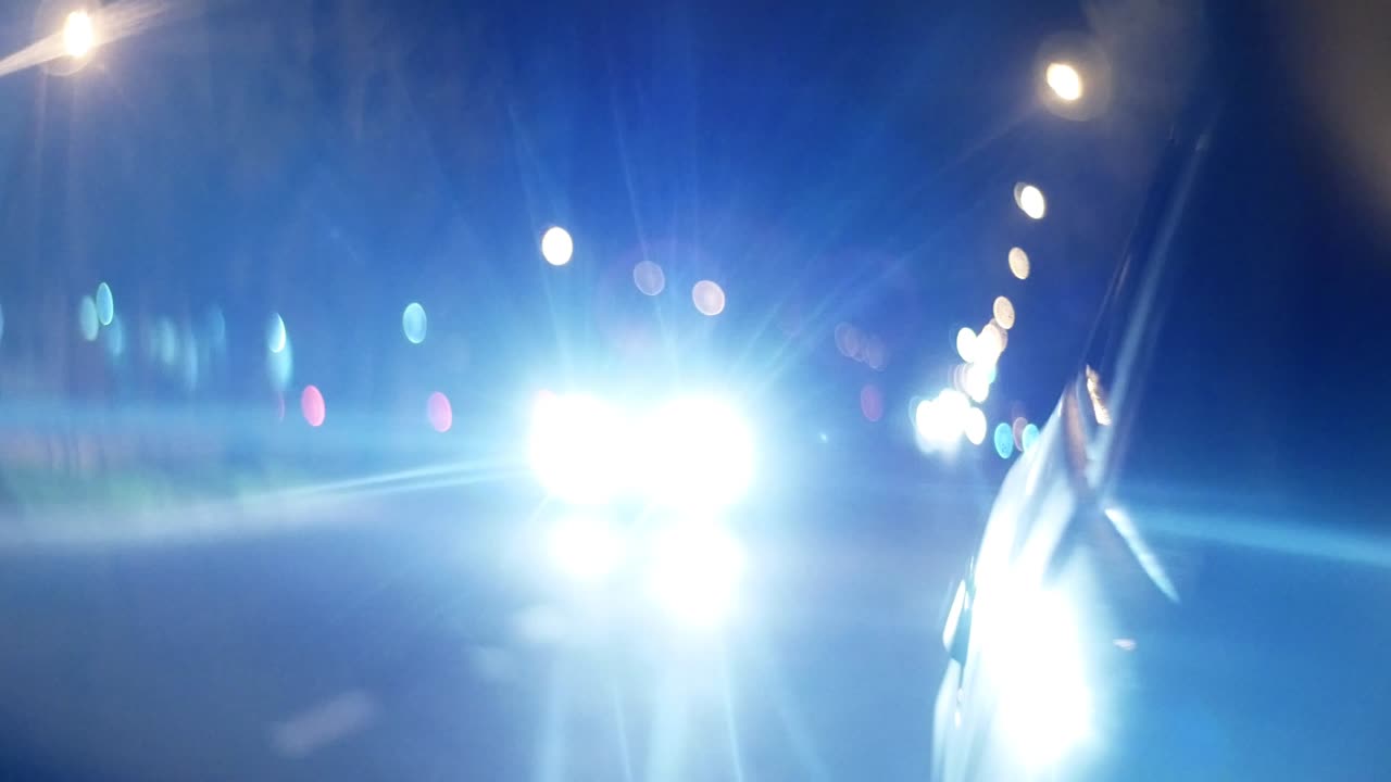 야간 도시 거리 교통과 함께 영화적 아나모르픽 보케. 헤드라이트와 등불의 빛에 자동차