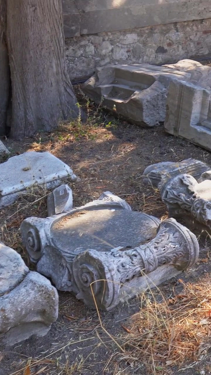 Antiche rovine greche e frammenti di colonne nel tempio di Zeus Olimpio