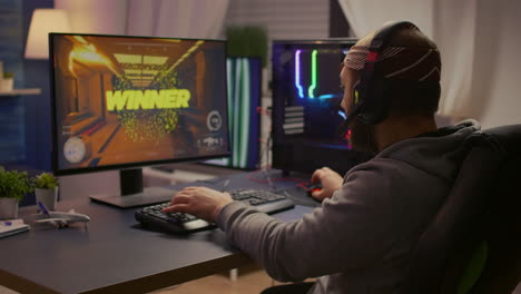 jugador de videojuegos ganador de un torneo de disparos en primera persona
