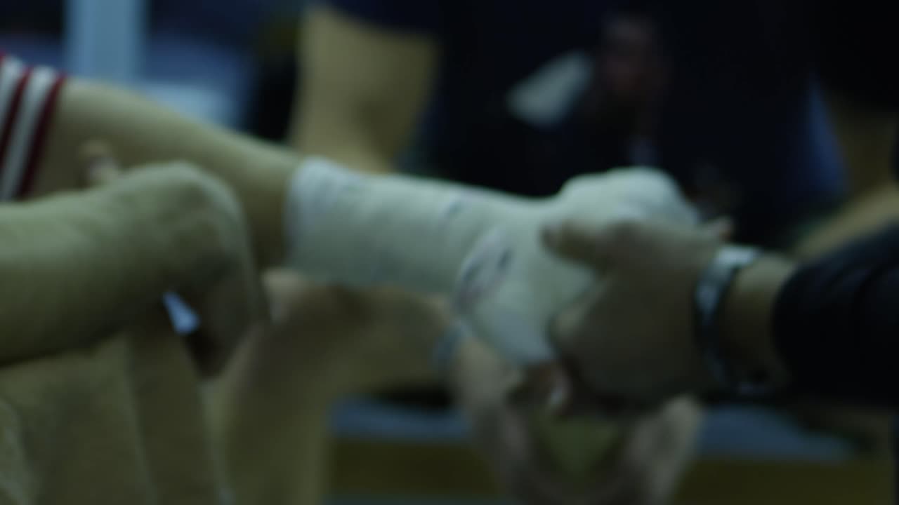 Mani di un atleta che vengono fasciate