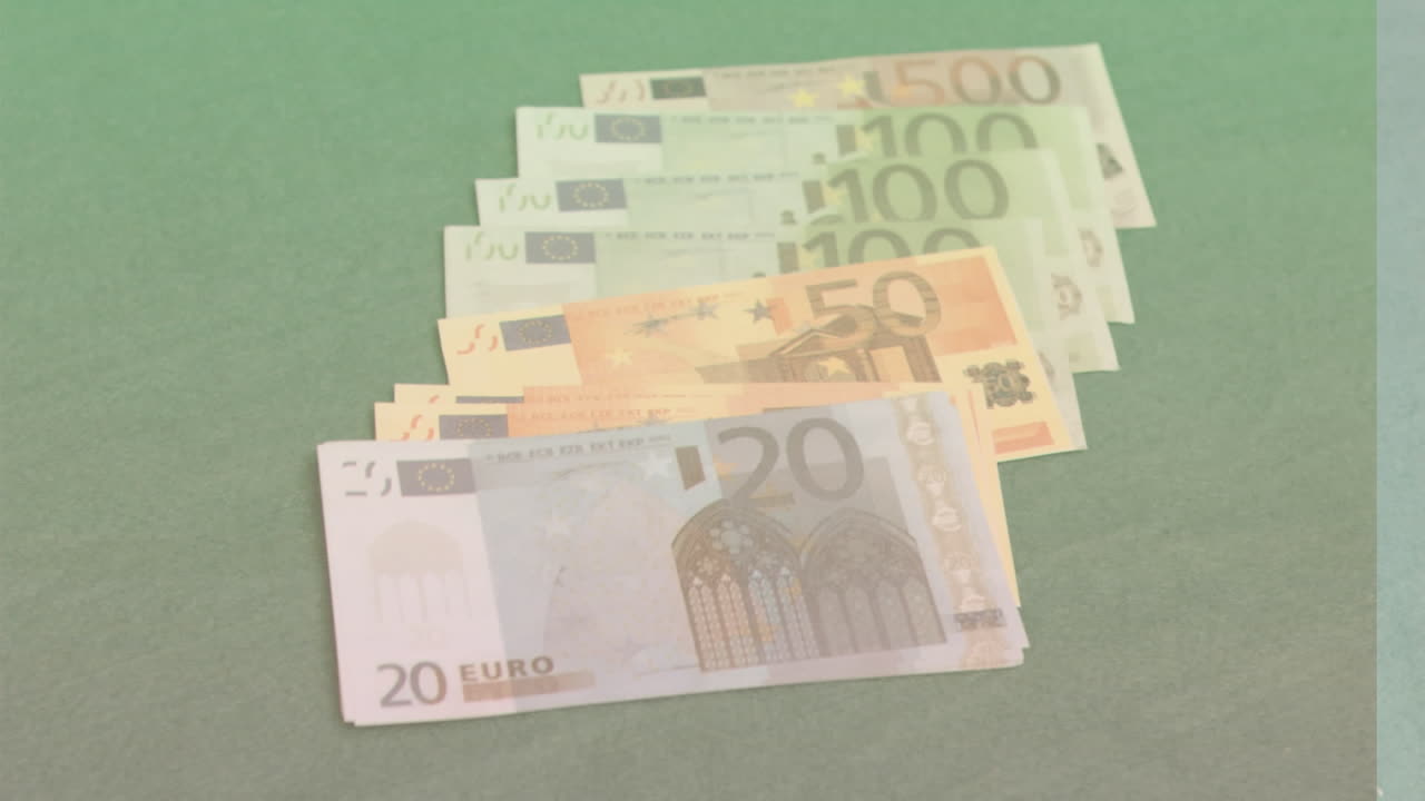 animación de cierre de los billetes en euros que caen contra un fondo verde
