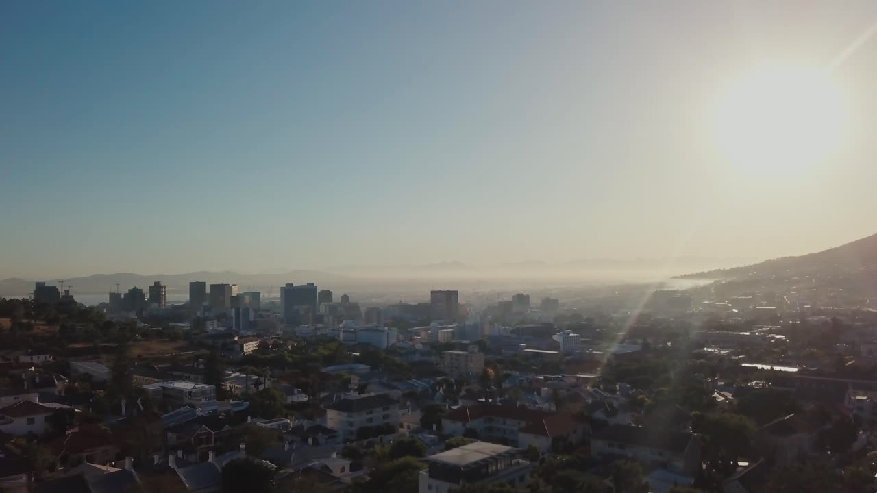 Drone voando sobre o horizonte da Cidade do Cabo, África do Sul, ao nascer do sol matinal