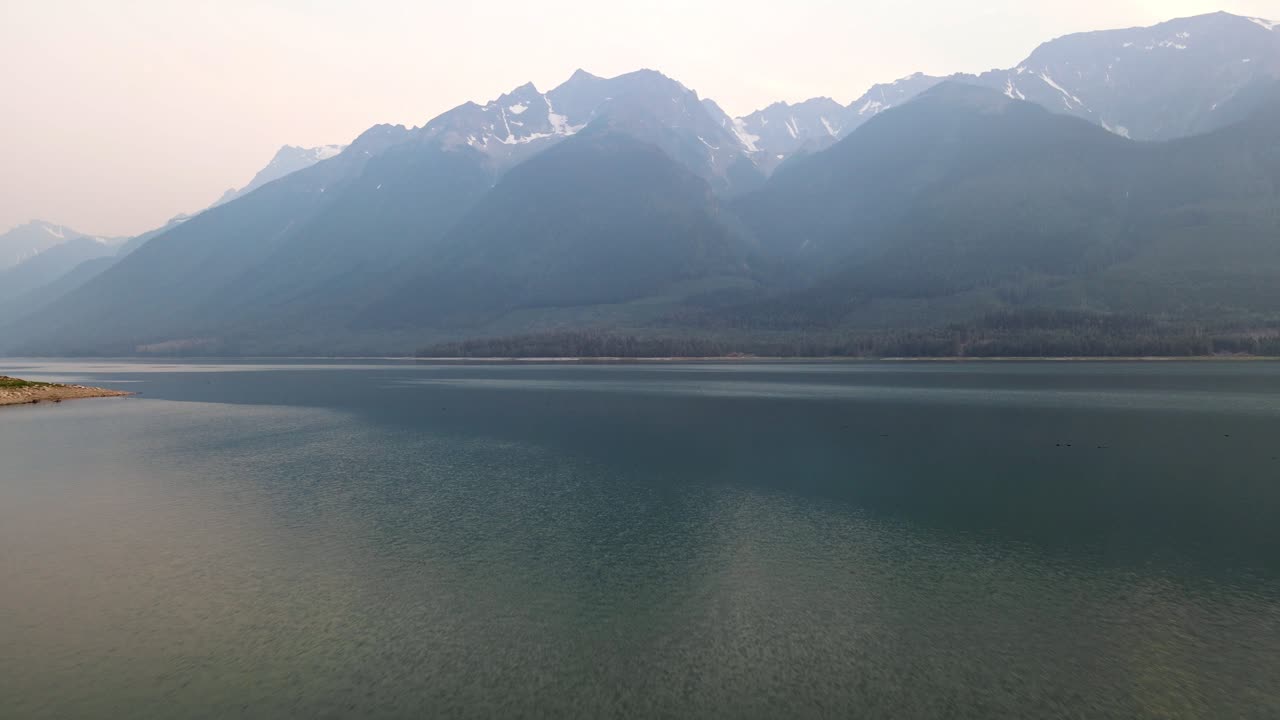 캐나다 브리티시 컬럼비아 베일마운트에 있는 카누 근처의 산불 동안 킨바스켓 호수와 접해 있는 멋진 록키 산맥