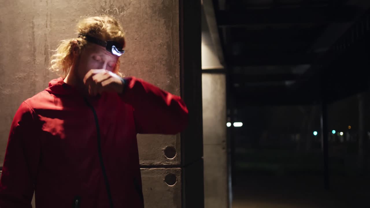 hombre caucásico deportivo entrenando en la calle