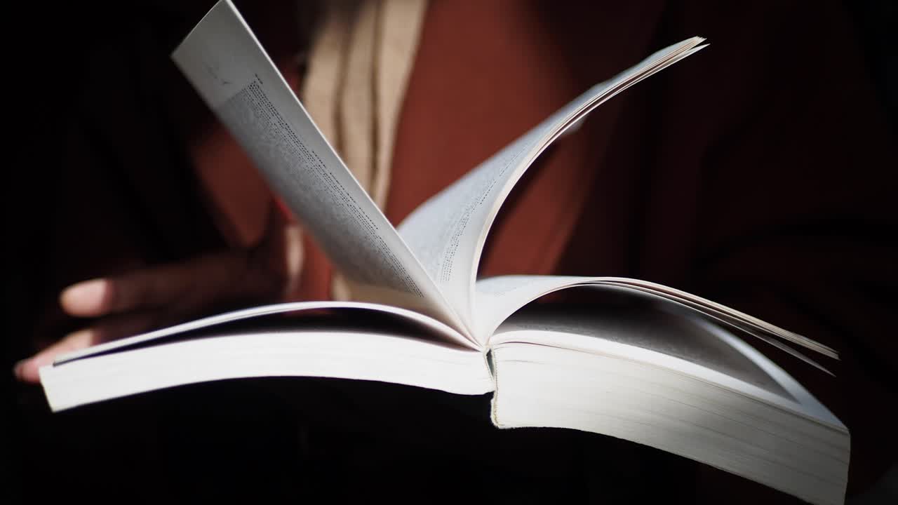 una mujer leyendo un libro