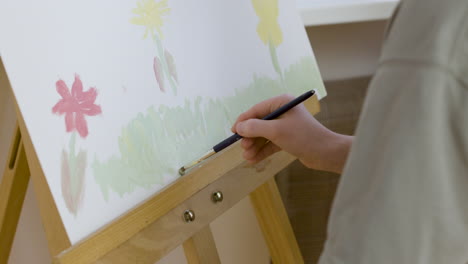 primer plano de una pintura con flores hecha por una niña y su madre