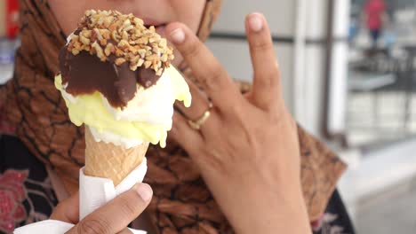 una mujer disfrutando de un delicioso helado.