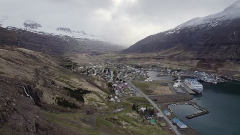 vista aérea de seyðisfjörður, una pequeña ciudad en islandia en la región de austurlandia.