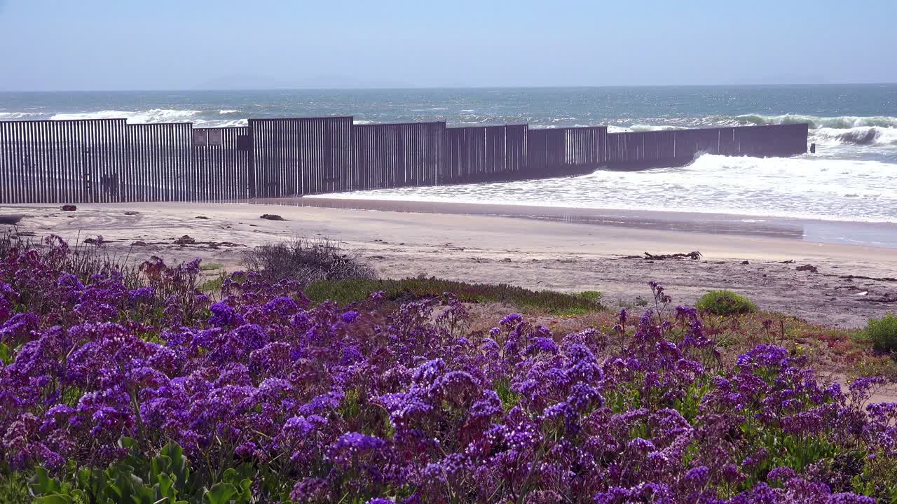 las olas llegan a la playa en la valla fronteriza de méxico y estados unidos en el océano pacífico entre san diego y tijuana 2