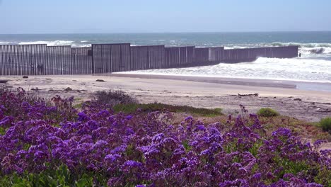 las olas llegan a la playa en la valla fronteriza de méxico y estados unidos en el océano pacífico entre san diego y tijuana 2