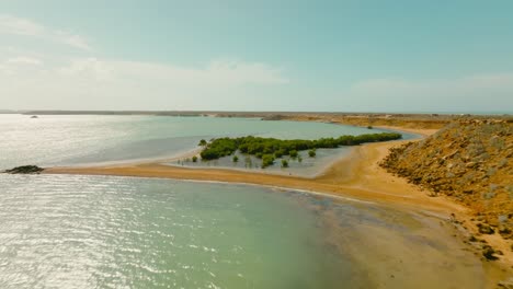 Vista-Aérea-Volando-Sobre-La-Playa-En-El-Desierto,-Colombia,-La-Guajira,-Punta-Gallinas