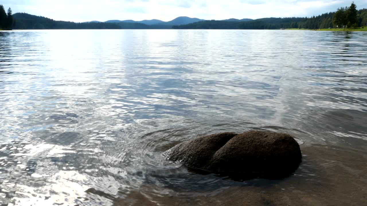 물 풍경과 움직이는 구름