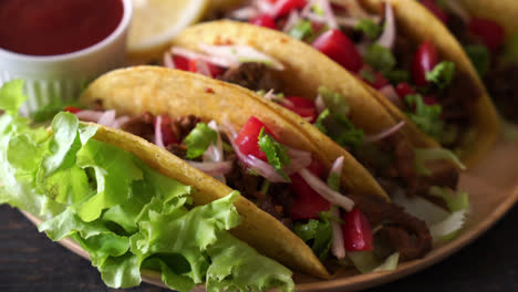 Tacos-Con-Carne-Y-Verduras---Estilo-De-Comida-Mexicana