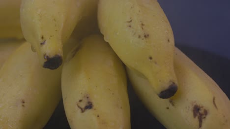 el agua se empaña en un manojo de plátanos que giran en exhibición