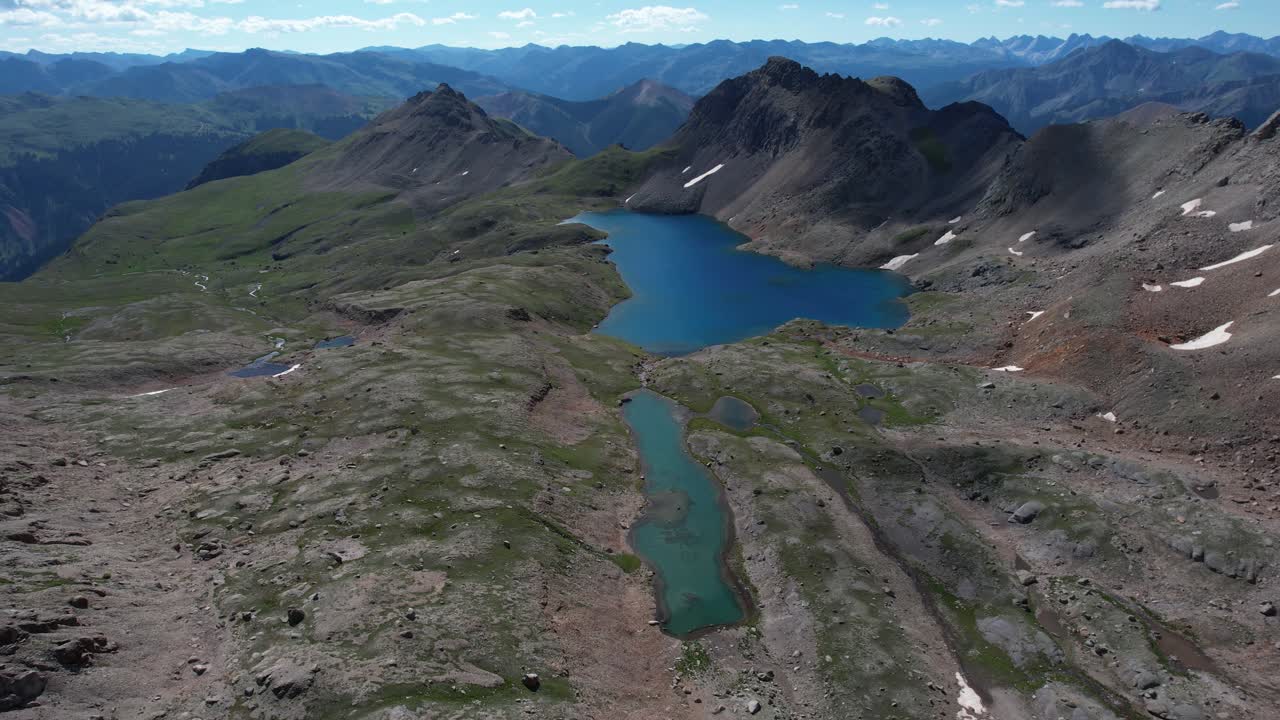vista aérea del lago glacial bajo las colinas del parque nacional de las montañas rocosas, colorado, ee.uu.