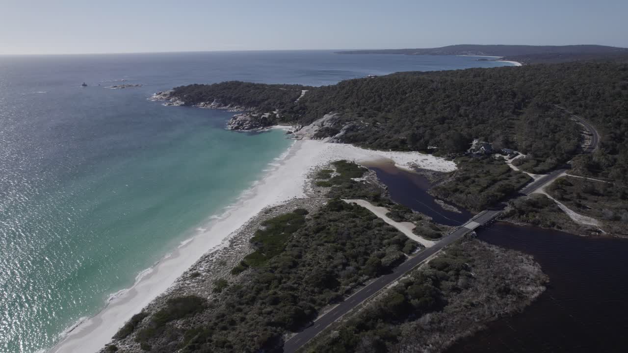 Ripresa aerea di Taylors Beach nei Gardens, Tasmania, Australia