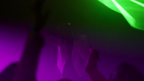 ella sabe cómo encender la fiesta.