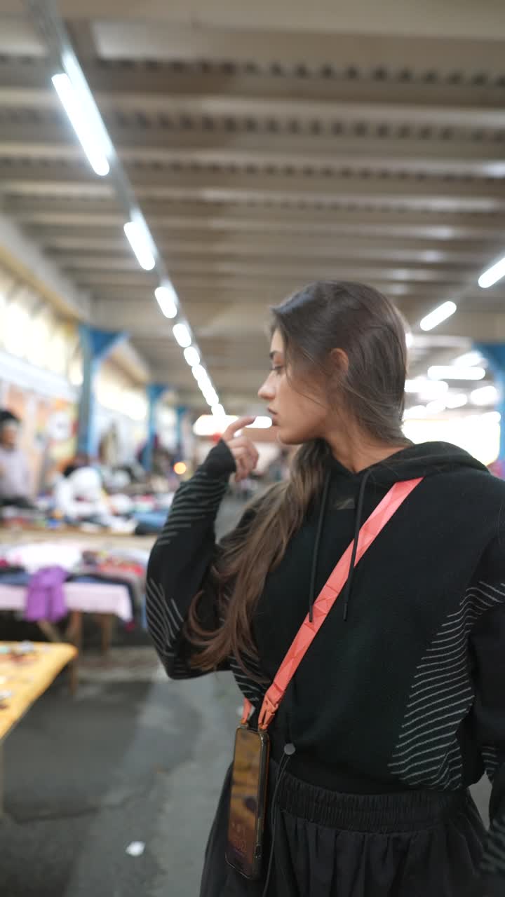 Donna in un mercato