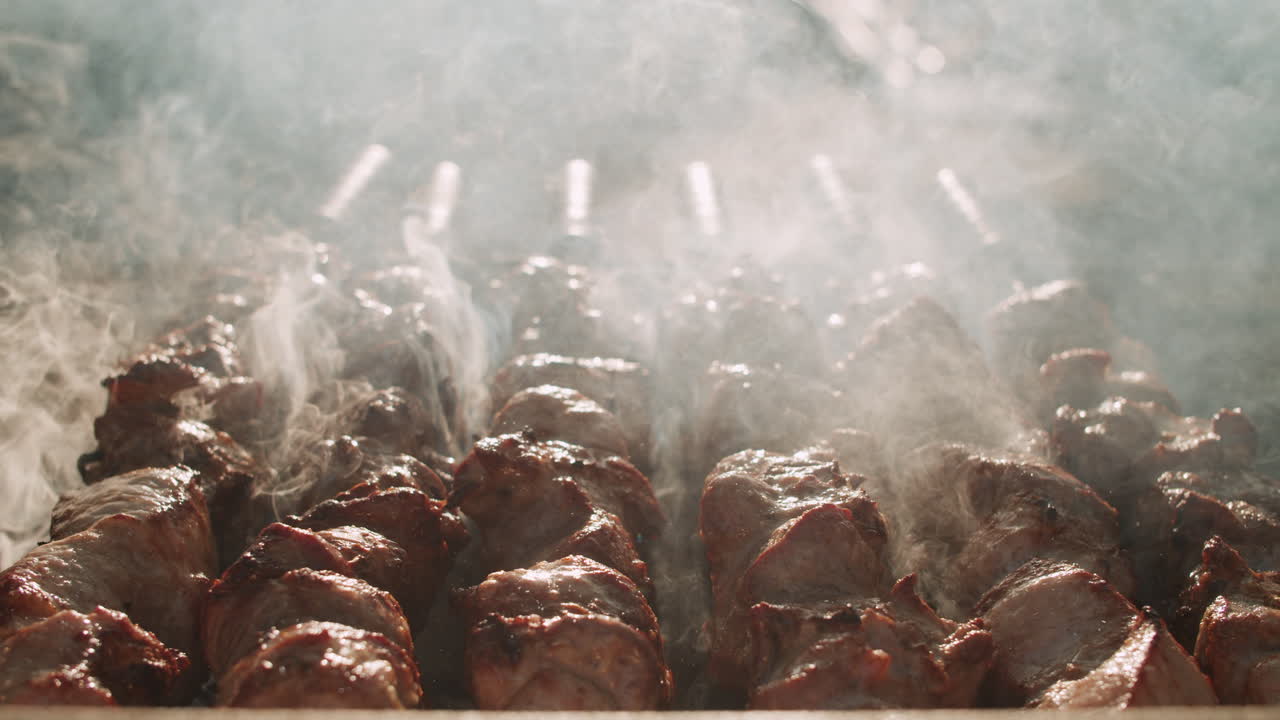 뒷마당에서 가까운 bbq 요리. 야외에서 열린 불에  ⁇ 는 shish kebabs