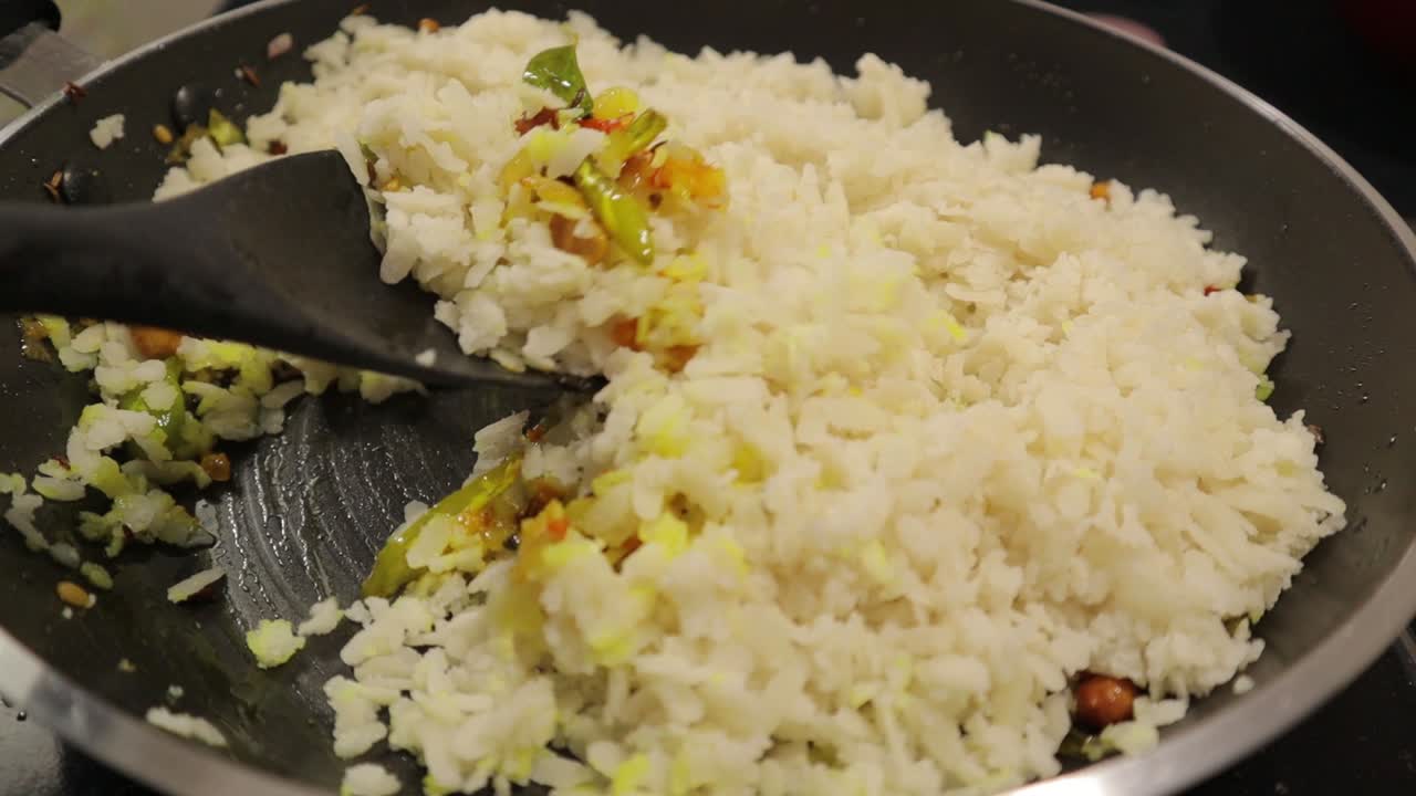 preparar desayunos frescos del sur de la india o tentempiés poha, mezclar poha crudo o arroz aplanado con verduras e ingredientes en una sartén