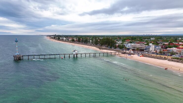Riprese cinematiche con drone in allontanamento dal molo di Brighton in 4K.