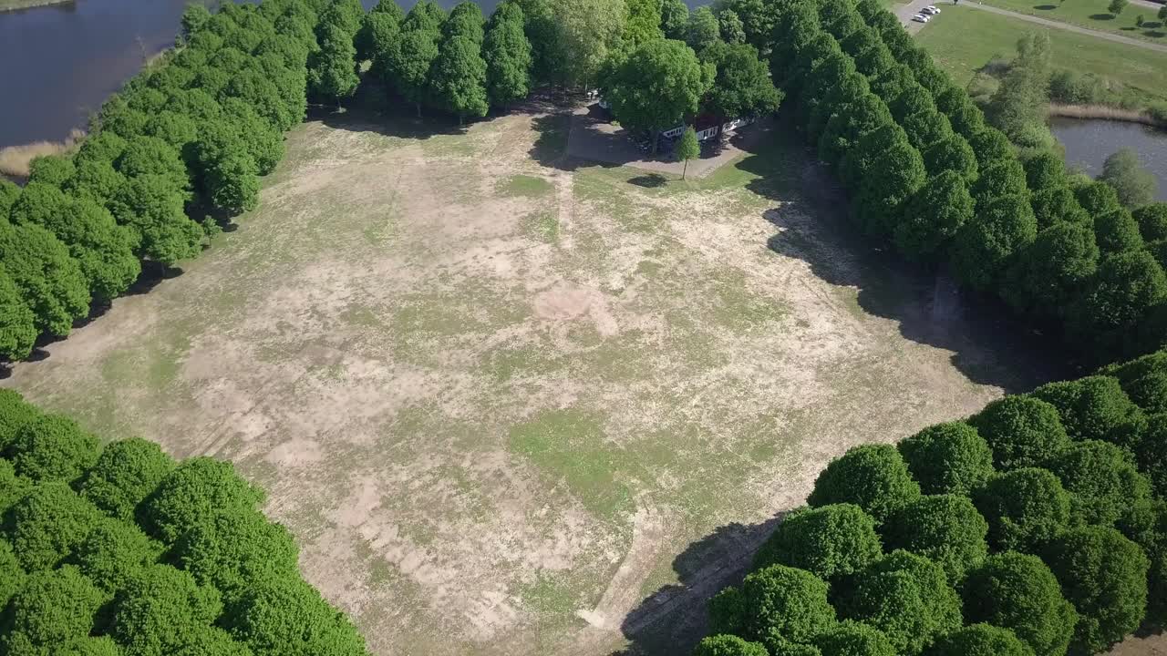 полет над историческим городским парком в европе-голландии