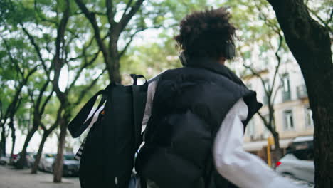 Mujer-Alegre-Caminando-Bailando-Escuchando-Música-En-Auriculares-Inalámbricos-Al-Aire-Libre.