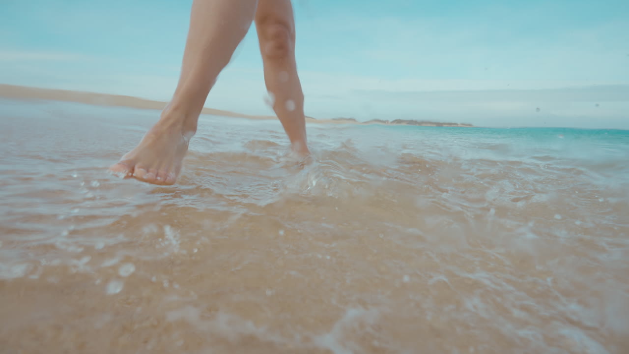 Donna che cammina sulla spiaggia
