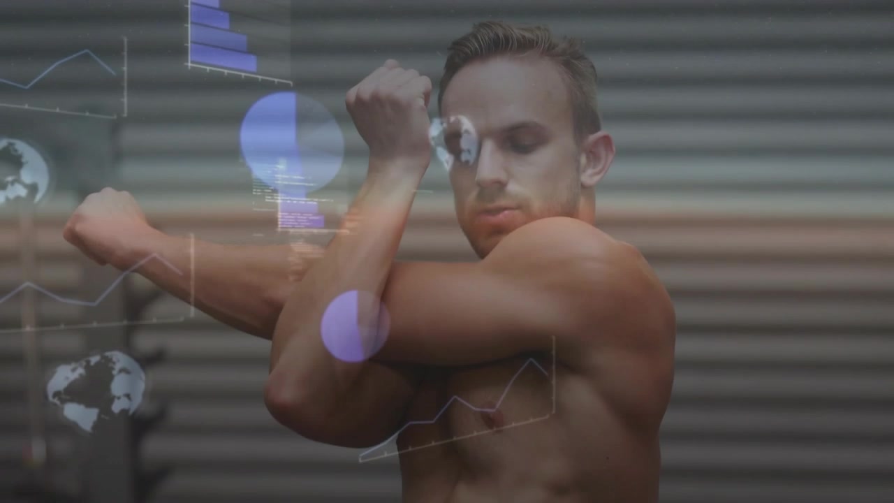 Hombre estirando los brazos sobre el pecho, un zoom hacia afuera revelando el torso, con gráficos o código superpuestos para fitness.
