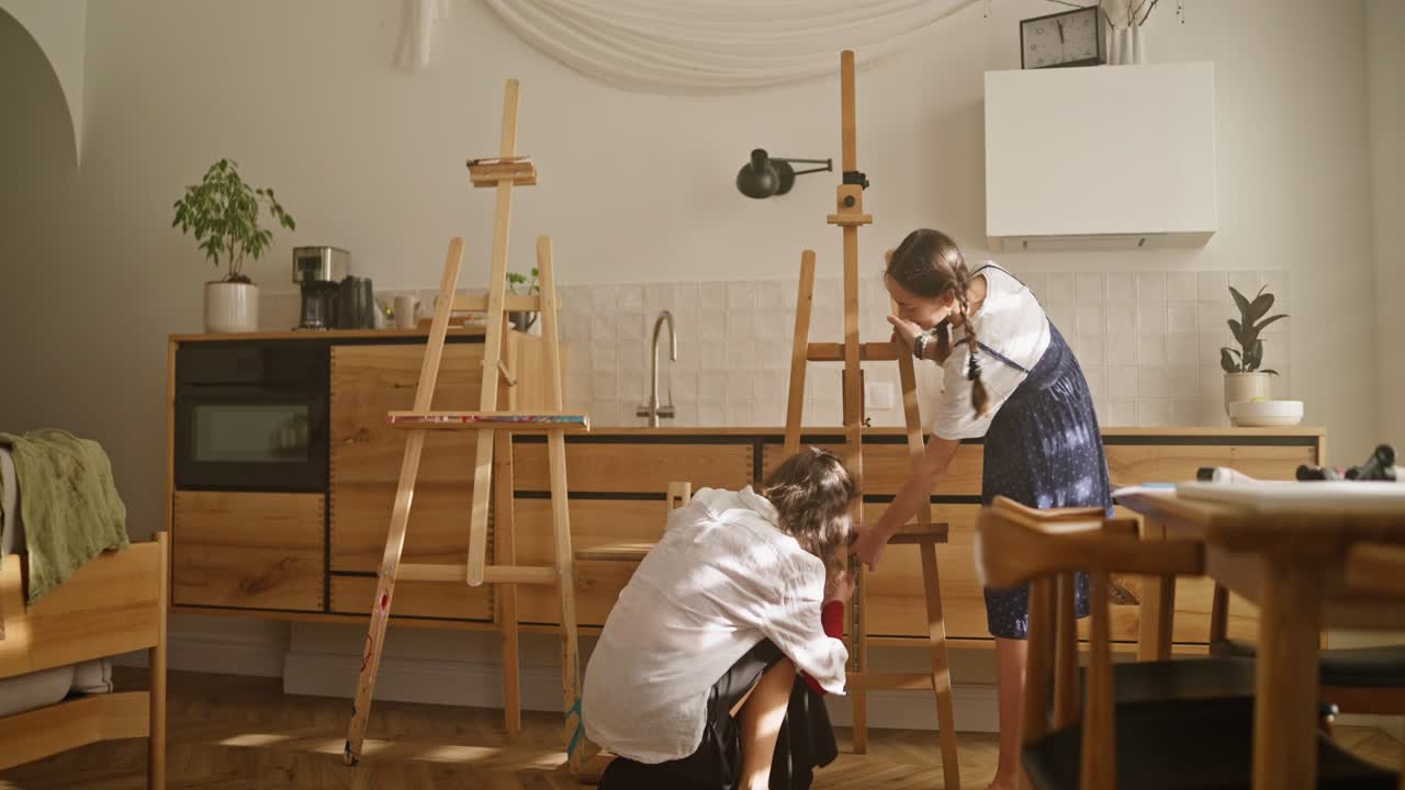 자매 들 이 그림 을 그리기 위해 기둥 을 세우고 있다