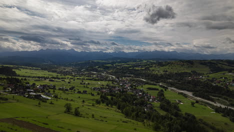 Luftbild-Hyperlapse-Des-Tatra-Gebirges-Mit-Dörfern-Und-Wiesen-Im-Vordergrund