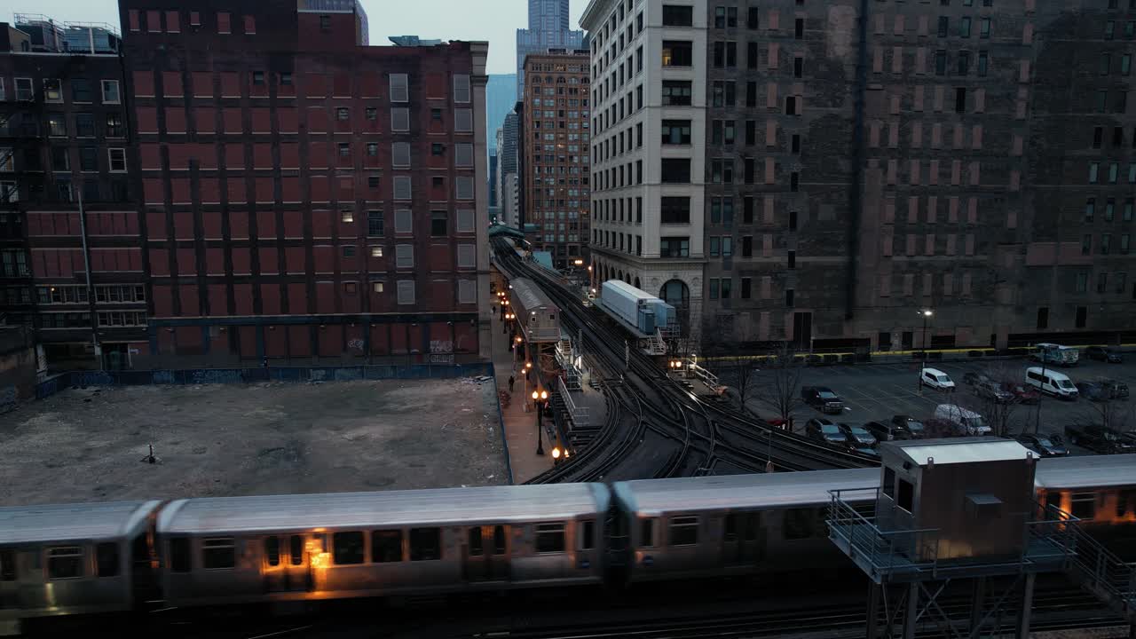 황혼 무인 항공기에서 도심을 통과하는 고가 지하철 열차