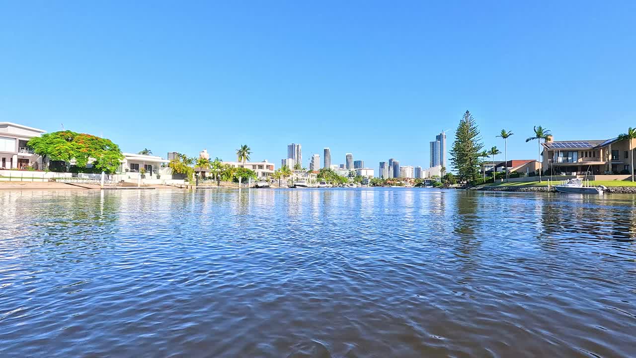 골드 코스트 운하를 가로질러 경치 좋은 보트 타기