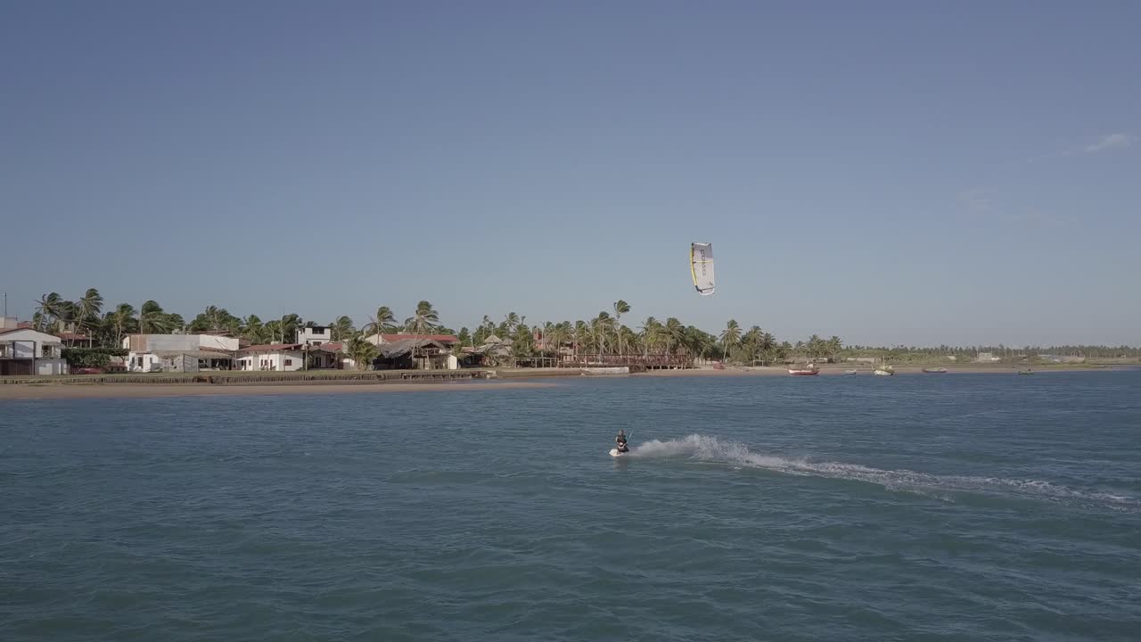 drone volando junto a un cometa en ilha do guajiru, brasil