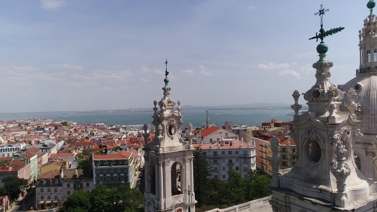 포르투갈의 바실리카 다 에스트라 (basilica da estrela) 에서 리스본 시의 항공 전망 4k
