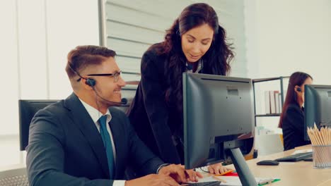 personas de negocios que usan auriculares trabajando en la oficina