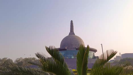 Estupa-De-Buda-Con-Cielo-Azul-Brillante-En-La-Mañana-Desde-Un-Video-De-ángulo-Plano-Tomado-En-El-Parque-De-Buda-Patna-Bihar-India-El-15-De-Abril-De-2022