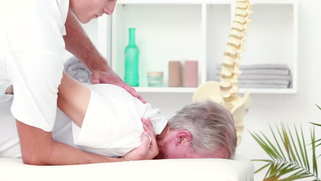fisioterapeuta haciendo masaje de espalda a su paciente