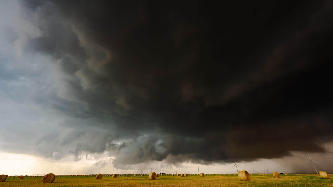 Storslået skybillede, der viser et tordenvejrsoptræk med tung himmel og intens tornadodannelse