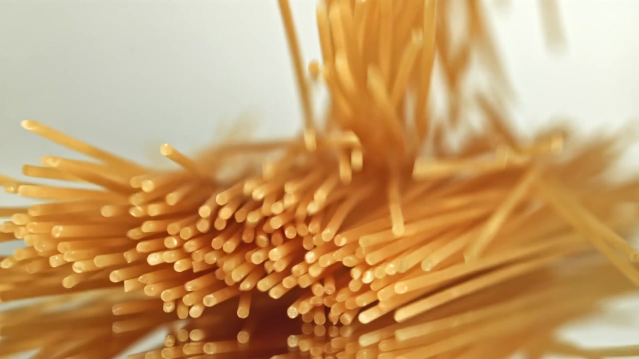 Spaghetti secchi che cadono al rallentatore