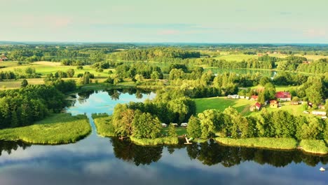 Vista-Aérea-De-Un-Destino-De-Vacaciones-En-El-Lago