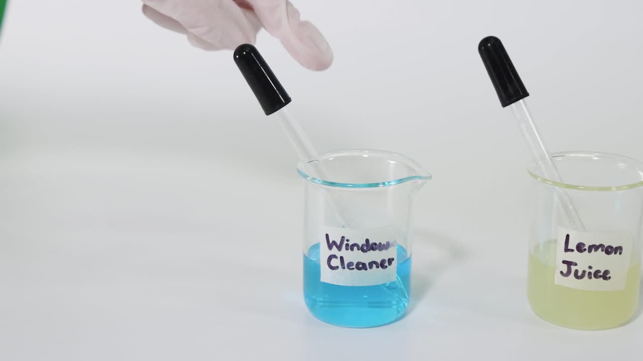 다양한 액체를 드로퍼로 테스트합니다.