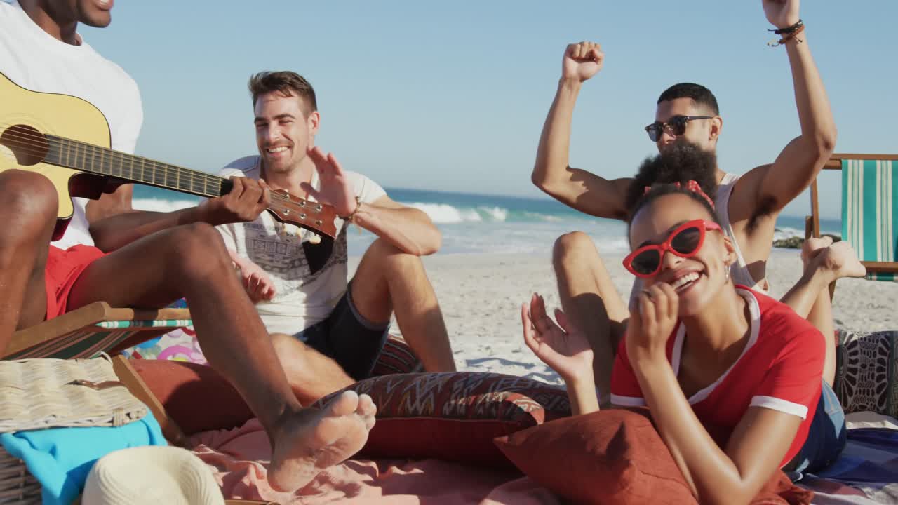 해변에서 함께 놀고 있는 젊은 성인 친구들 4k