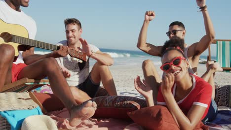 jóvenes amigos adultos pasando el rato juntos en la playa 4k