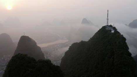 4K-Sonnenaufgang-über-Nebligen-Bergen-Yangshuo-Porzellan-Drohne